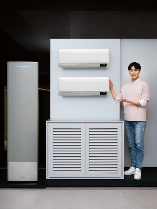 삼성전자 모델이 무풍 에어컨 갤러리, 벽걸이 와이드 제품을 홍보하고 있다/사진=삼성전자