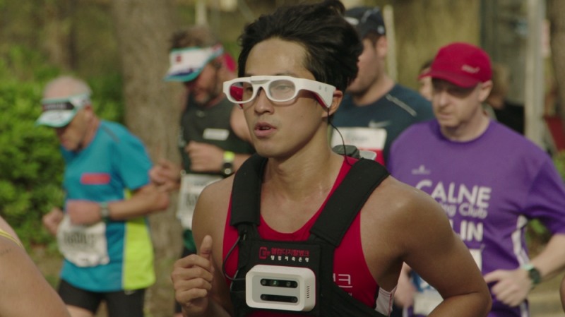 시각장애인 한동호씨가 웰컴드림글래스를 착용하고 마라톤을 질주하고 있다./사진=웰컴저축은행