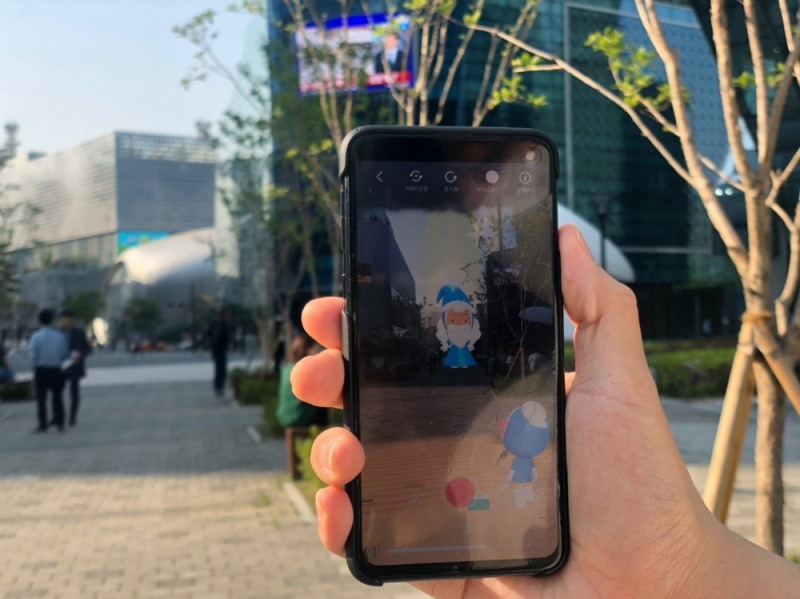 LG유플러스가 덱스터스튜디오와 손잡고 네이버웹툰의 인기 작품 ‘유미의 세포들’을 AR콘텐츠로 서비스한다. /사진=LG유플러스