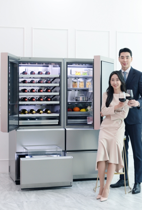 LG전자 모델들이 시그니처 와인셀러 신제품을 홍보하고 있다/사진=LG전자