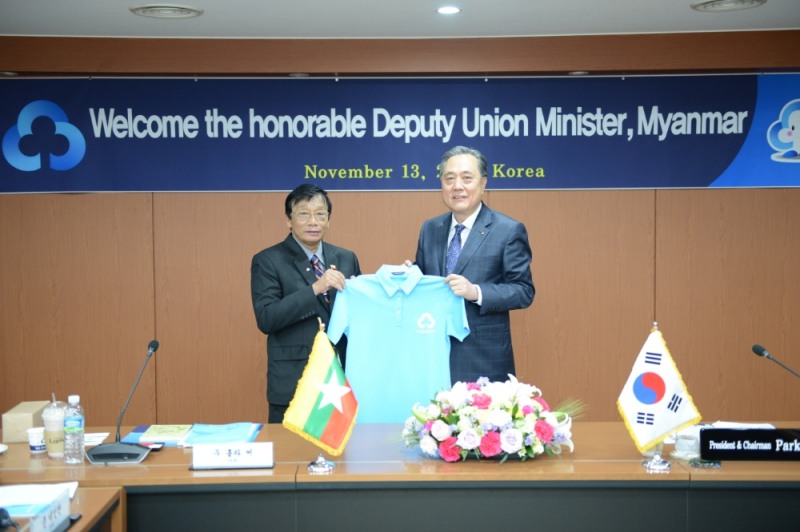 박차훈 새마을금고중앙회 회장(사진 오른쪽)이 ‘미얀마 고위급 초청연수’에 참가한 우 흘라 쩌 미얀마 농축산관개부 차관(사진 왼쪽)에게 미얀마 새마을금고 유니폼을 증정하며 기념촬영을 하고 있다./사진=새마을금고중앙회