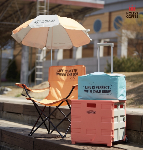 할리스커피는 2020 여름 프로모션 굿즈로 감성 아웃도어 브랜드 하이브로우와 콜라보한 ‘라이프스타일 잇템 3종’ 출시한다. 사진=할리스커피.