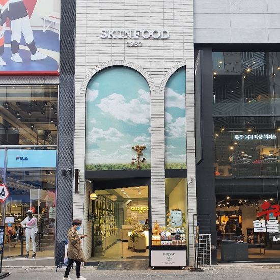 12일 오후 마스크를 쓴 한 시민이 스킨푸드 명동점 앞을 지나가고 있다. / 사진 = 유선희 기자