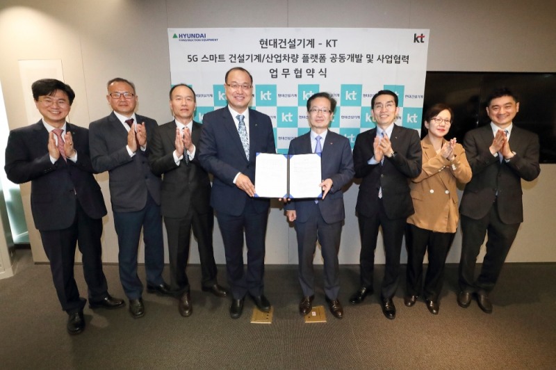 KT와 현대건설기계 양사 관계자들이 기념 촬영을 하고 있다. 사진 왼쪽부터 현대건설기계 기획/PI부문장 이태진 상무, 산업차량 R&D부문장 황종현 상무, R&D본부장 윤영철 전무, 대표이사 공기영 사장, KT AI/DX융합사업부문장 전홍범 부사장, 5G플랫폼개발본부장 이용규 상무, 5G스마트플랫폼개발 P-TF 조성은 상무, 5G플랫폼사업개발담당 김윤호 상무/사진=KT