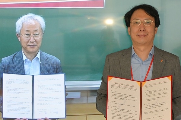 KAIST 박현욱 부총장(왼쪽)과 SK하이닉스 송창록 DT 담당. 사진=SK하이닉스.