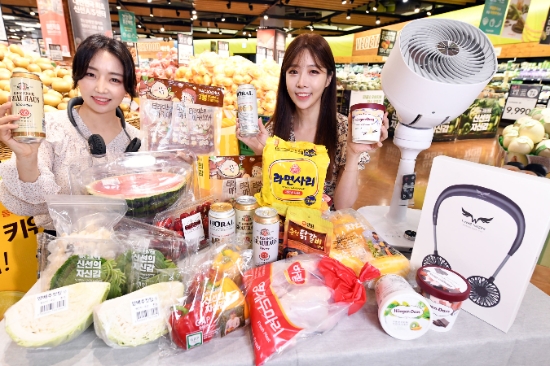 홈플러스 모델들이 13일 서울 등촌동 홈플러스 강서점에서 최대 50% 할인 혜택이 주어지는 행사 상품을 선보이고 있다. / 사진 = 홈플러스