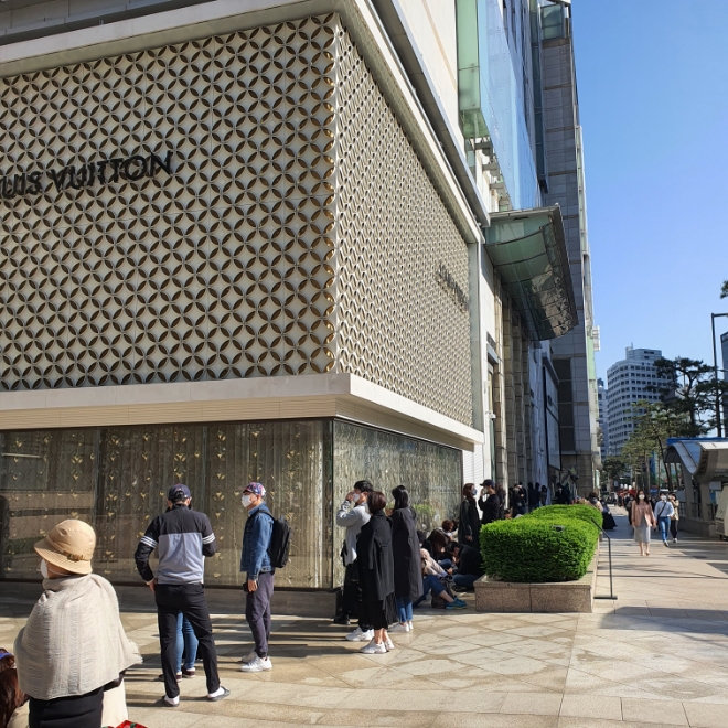 13일 오전 8시경 서울 명동 롯데백화점 에비뉴엘 앞에서 고객들이 백화점 개장을 기다리고 있다. / 사진 = 유선희 기자