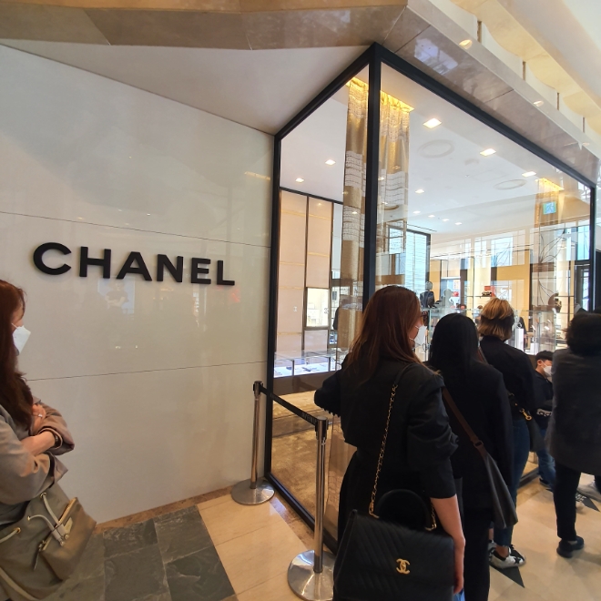 13일 오전 서울 명동 롯데백화점 에비뉴엘 내 샤넬 매장 앞에서 고객들이 마스크를 쓴 채 입장을 기다리고 있다. / 사진 = 유선희 기자
