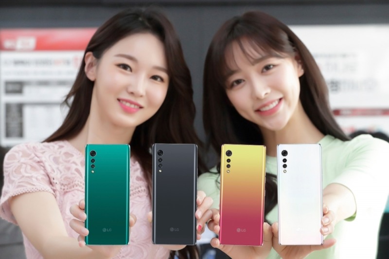 서울 종로구 KT스퀘어에서 모델이 LG 벨벳을 소개하고 있다./사진=KT