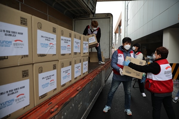  지난 3월 7일 대구시 서구 대구의료원에서 현대차그룹이 전국 재해구호협회와 함께 코로나19 확산 방지를 위해 고군분투하고 의료진들을 위해 마련한 건강보조식품을 전달하고 있다. 사진=현대차그룹.