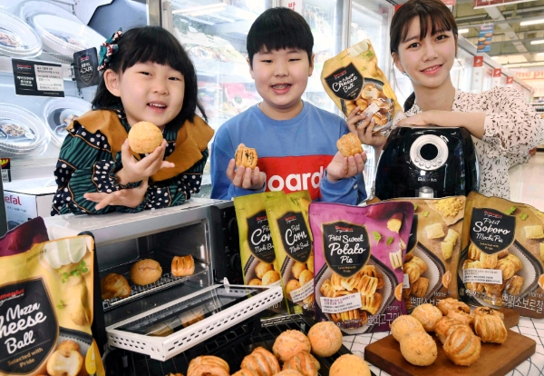 홈플러스는 지난 12일 PB 신제품 ‘홈플러스 시그니처 냉동 생지’ 4종을 선보였다. 사진=홈플러스.