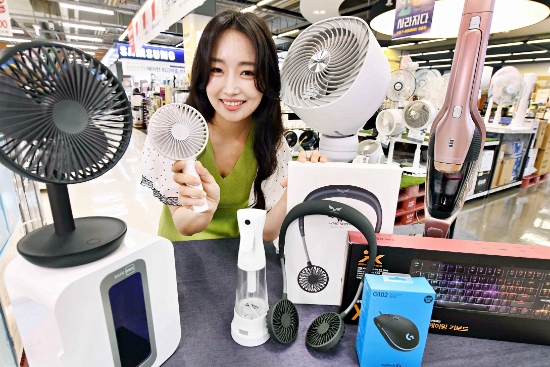 홈플러스 강서점에서 모델이 인기 생활가전을 선보이고 있다. / 사진 = 홈플러스
