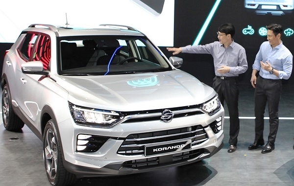 2019년 3월28일 서울모터쇼에서 쌍용차 관계자가 코란도 앞에서 미래비전을 설명하고 있다.