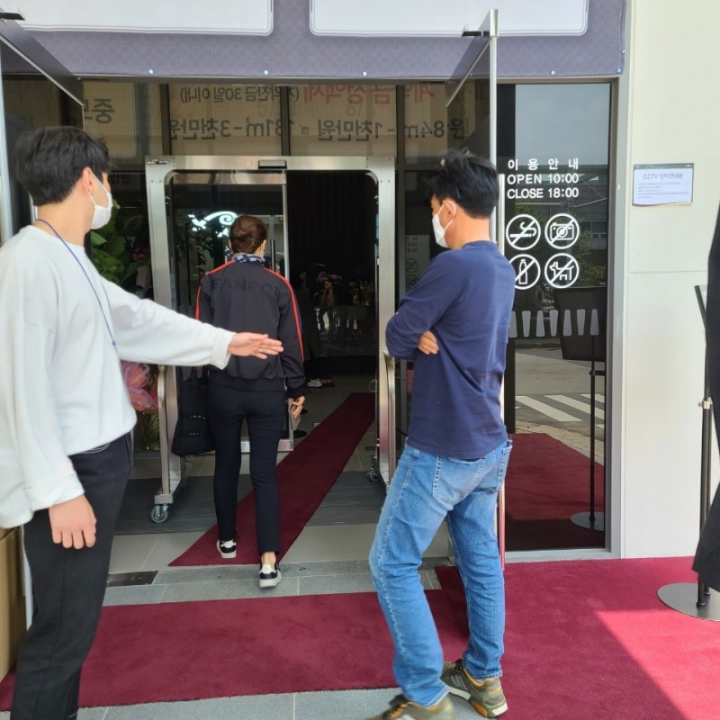 GS건설 속초디오션자이 견본주택 입구에 설치된 에어소독기 / 사진=GS건설