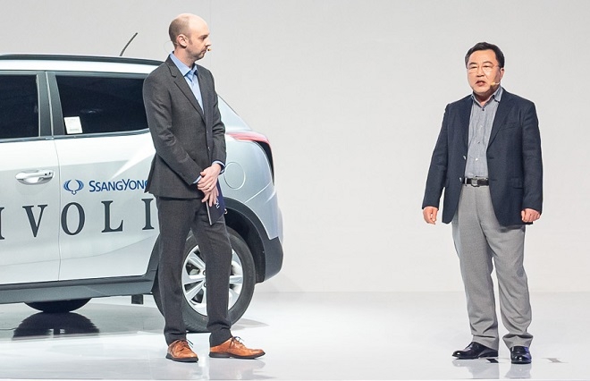 예병태 쌍용차 대표이사 사장(왼쪽)과 앤드류 밀라드 부산외대 교수.