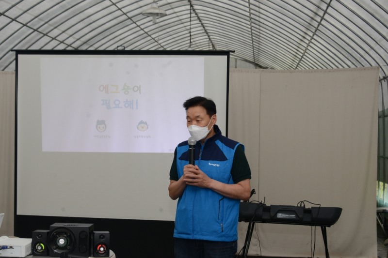 △ 이계문 서민금융진흥원이 18일 푸르메 스마트팜에서 발달장애 청년들에게 기초 금융교육을 진행하고 있다. /사진=서민금융진흥원