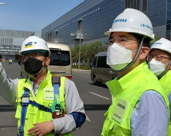 이재용 삼성전자 부회장(오른쪽)이 중국 시안공장을 점검하고 있다. 사진=삼성전자.