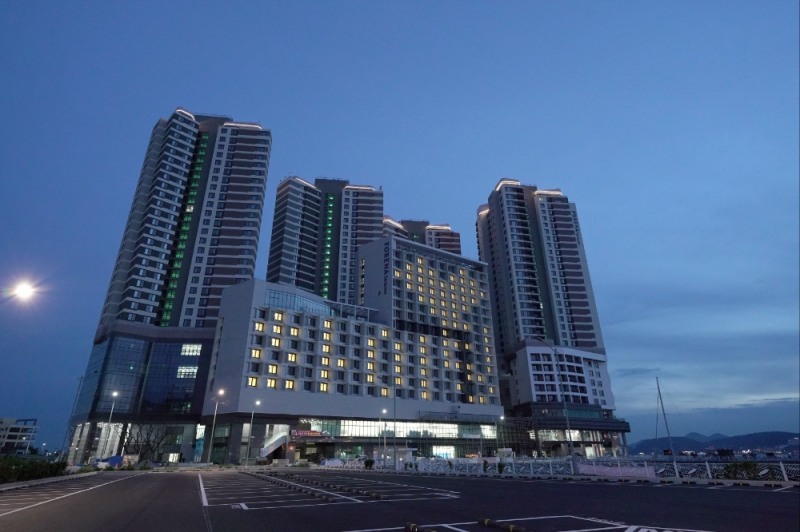 한화건설이 코로나19 극복을 위한 릴레이 점등 캠페인에 동참하고 있다. / 사진=한화건설