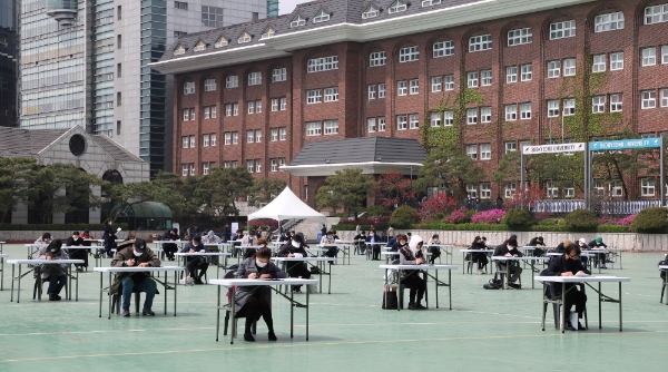 지난 4월 25일 서울 서경대학교 운동장에서 보험설계사 야외 특별시험이 진행되고 있는 모습. / 사진 = 손해보험협회