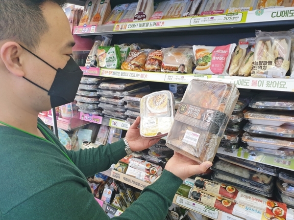 CU는 이태원발 코로나 확진자가 급증한 지난 4일부터 15일까지(주말 및 휴일 제외) 약 열흘간 오피스가 입지 점포들의 주요 상품 매출 동향을 분석한 결과, 도시락 등 간편식품들의 매출이 전월 대비 22.6%나 상승했다고 19일 밝혔다. 사진=BGF리테일.