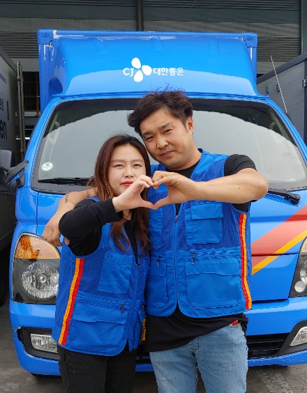 경기도 광주에서 함께 택배일을 하고 있는 최한민(오른쪽)씨와 장민숙씨. / 사진 = CJ대한통운