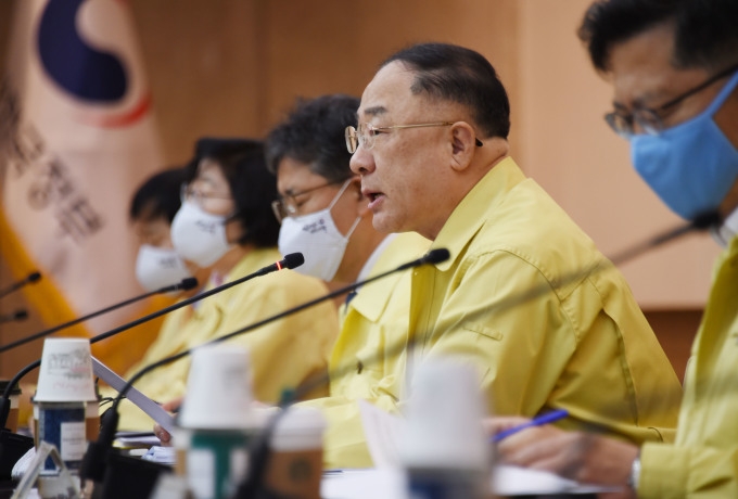 홍남기 부총리 겸 기획재정부 장관이 20일 정부서울청사에서 열린 ‘제 4차 비상경제 중앙대책본부회의’에서 모두발언 하고 있다./사진=기획재정부
