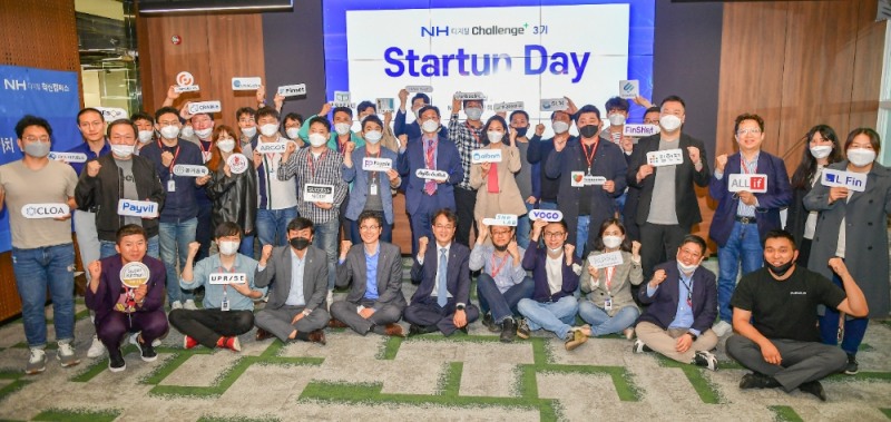 농협은행 손병환 은행장(사진 첫줄 가운데)이 서울시 서초구에 위치한 NH디지털혁신캠퍼스에서 'NH디지털Challenge+' 3기 스타트업 데이 행사를 마치고 스타트업 대표들과 함께 기념촬영을 하고 있다. / 사진=  농협은행(2020.05.21)