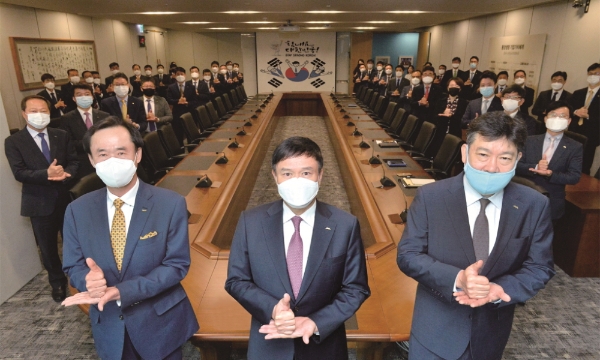 동양생명 뤄젠룽 대표(가운데)가 김수봉 부사장(왼쪽), 김현전 부사장(오른쪽) 및 임직원과 함께 ‘덕분에 챌린지’ 릴레이에 참여해 수어로 감사의 메시지를 전하고 있다. / 사진 = 동양생명