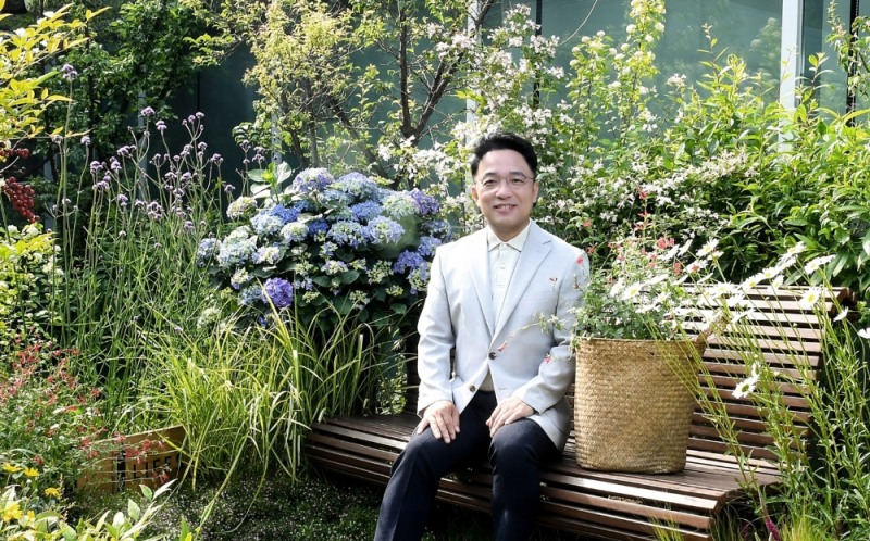 꽃과 함께한 김택진 엔씨소프트 대표/사진=엔씨소프트