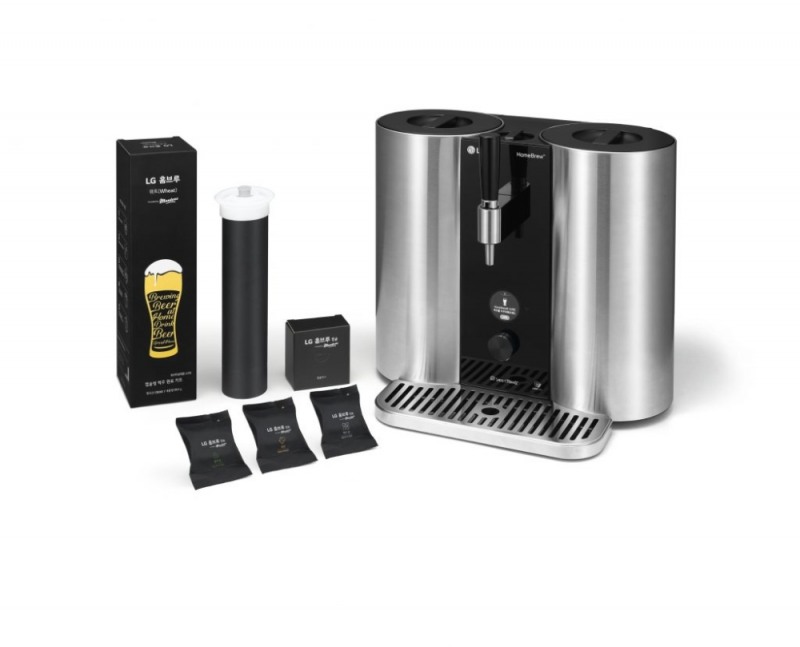 'LG 홈브루' 제품과 캡슐/사진=LG전자