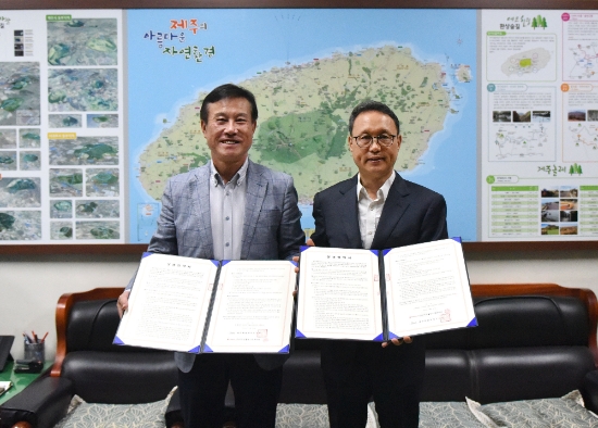 좌측부터 박근수 제주특별자치도 환경보전국장, 허철호 오리온제주용암수 대표이사. / 사진 = 오리온