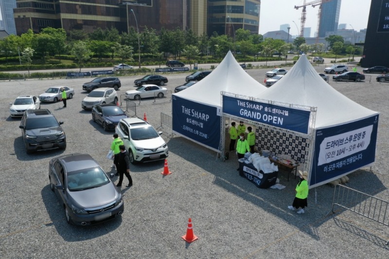포스코건설이 지난 22일부터 분양에 나선 더샵 송도센터니얼 모델하우스 인근에 마련된 드라이브스루에 주말 사흘간 3800여 대의 차량이 찾았다. / 사진=포스코건설