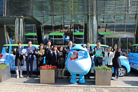 하이트진로는 지난해 10월 청담사옥에서 해찬장애인주간보호센터 등 4개 기관에 일반차량과 장애인리프트 개조 차량을 직접 전달했다. 기증식에는 김인규 하이트진로 대표와 4개 기관장을 비롯한 관계자 총 20명이 참석했다. / 사진 = 하이트진로