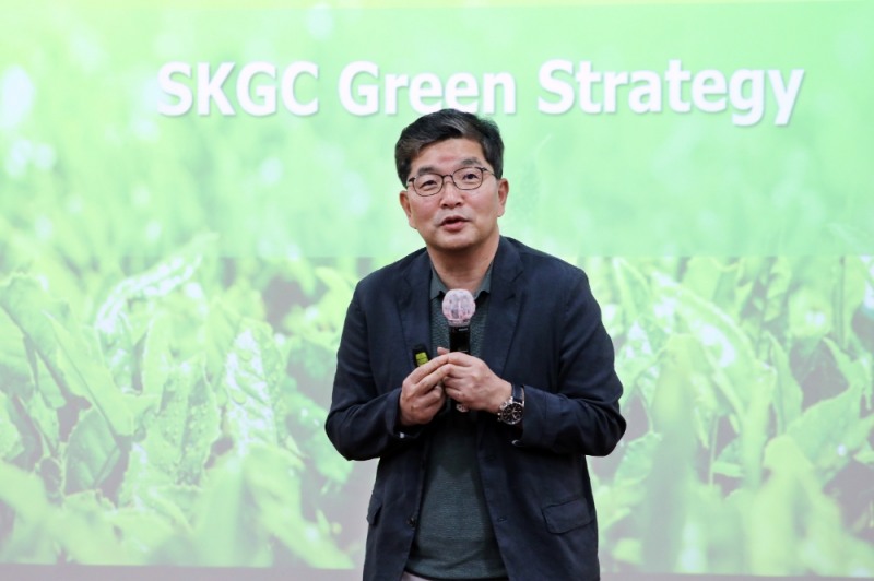SK종합화학 나경수 사장이 20일 SK서린빌딩에서 '구성원과의 대화'에서 '그린 중심의 딥체인지 전략'에 대해 대화를 나누고 있다./사진=SK이노베이션