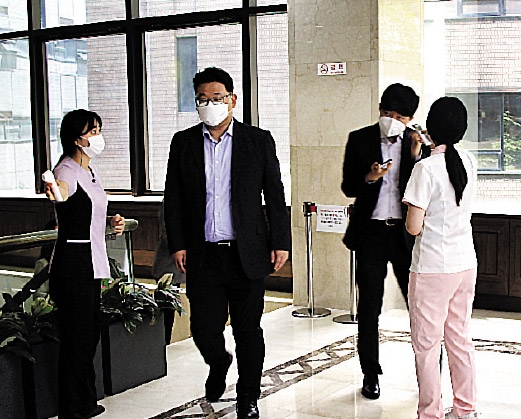 ▲5월 20일 서울 명동 은행회관에서 열린 '2020 한국금융미래포럼'에서 코로나19 여파로 참석자 전원이 발열 및 체온 체크하는 모습.