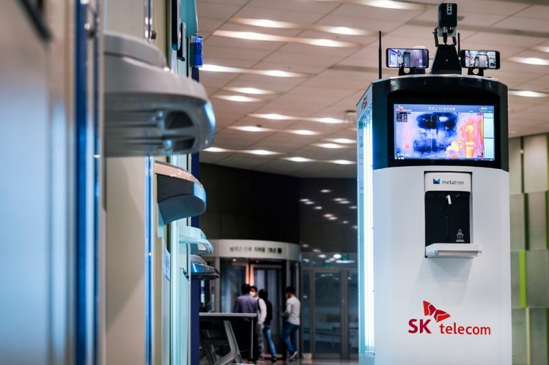 SK텔레콤과 한국오므론제어기기는 코로나19방역로봇을 개발했다고 26일 밝혔다./사진=SK텔레콤