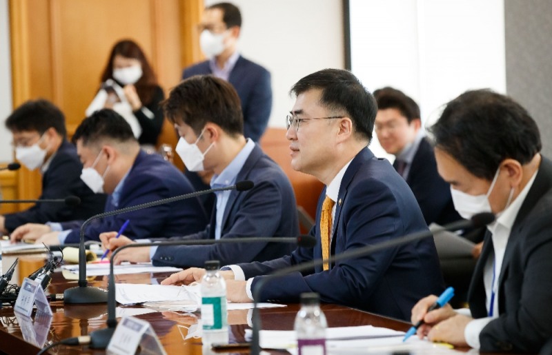 손병두 금융위 부위원장이 26일 서울 중구 은행연합회에서 금융리스크 대응반 회의를 열어 모두발언을 하고 있다. / 사진= 금융위원회(2020.05.26)