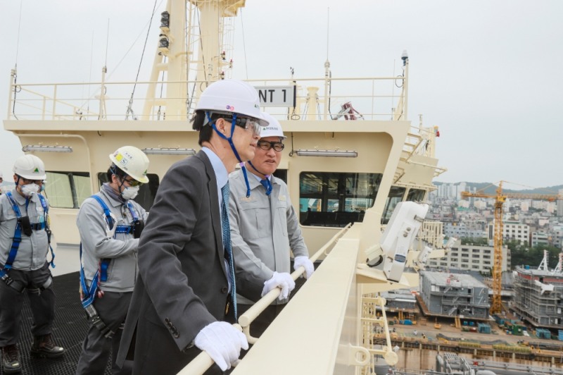 △ 방문규 수출입은행장(왼쪽)과 한영석 현대중공업 대표이사(오른쪽)가 코로나19 영향으로 어려움을 겪고 있는 조선업계의 애로사항에 대해 대화를 나누고 있다. /사진=수출입은행