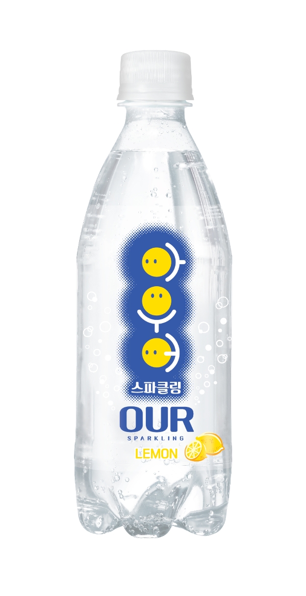 세븐일레븐은 일상생활에서 탄산수를 물처럼 즐기는 소비자들이 늘어남에 따라 가성비를 앞세운 착한 가격대 탄산수 ‘아우어스파클링’을 새롭게 선보였다. 사진=롯데그룹.