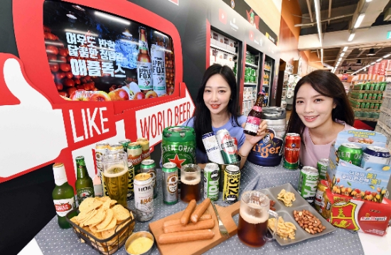 모델들이 27일 서울 등촌동 홈플러스 강서점에서 다양한 세계맥주들을 선보이고 있다. / 사진 = 홈플러스