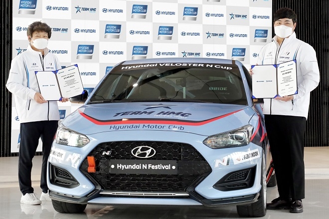 홍석범 현대차 국내마케팅실장(왼쪽)과 김주현 TEAM HMC 단장. 사진=현대차.