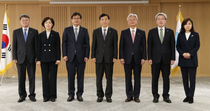 이주열 한국은행 총재가 지난달 21일 서울 중구 한은 본관에서 열린 금통위원 취임식에서 신임 위원들과 기념촬영을 하고 있다. 왼쪽부터 윤면식 한은 부총재, 서영경·주상영 금통위원, 이주열 한은 총재, 조윤제·고승범·임지원 금통위원.