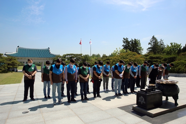 GS리테일은 27일 경영진 및 임직원 30명과 함께 서울 동작구에 위치한 국립서울현충원을 찾아 묘역 환경정화 봉사활동을 펼쳤다. 사진=GS리테일.
