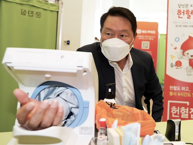 최태원 SK 회장이 헌혈에 앞서 혈압을 측정하고 있다. 사진=SK.