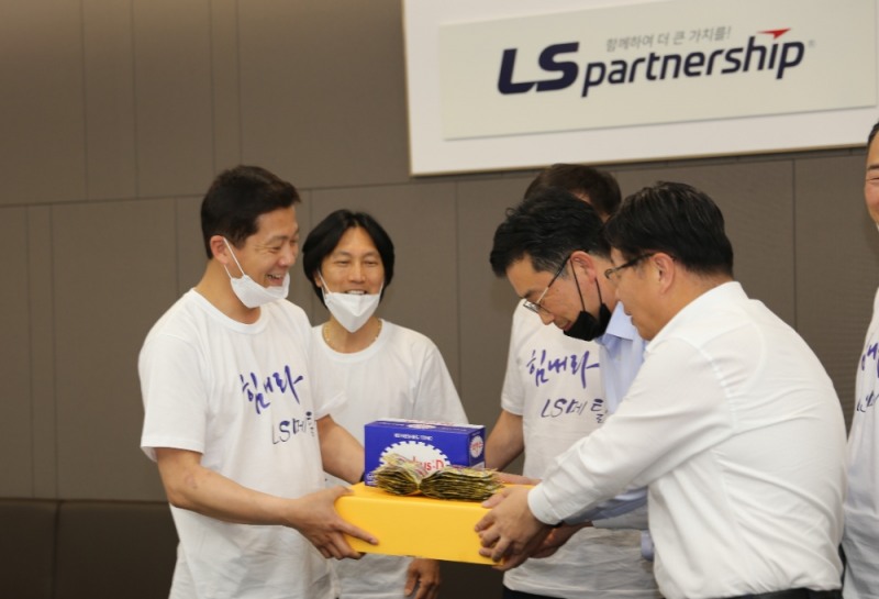 LS메탈 노조가 지난 28일 서울 용산에 위치한 LS메탈 본사에 방문해 본사 임직원 대상으로 빵과 음료를 전달하는 '힘내라 깜짝 이벤트'를 진행했다./사진=LS