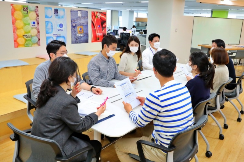 △ 자율복 차림으로 근무하는 우리은행 본점 직원들. /사진=우리은행