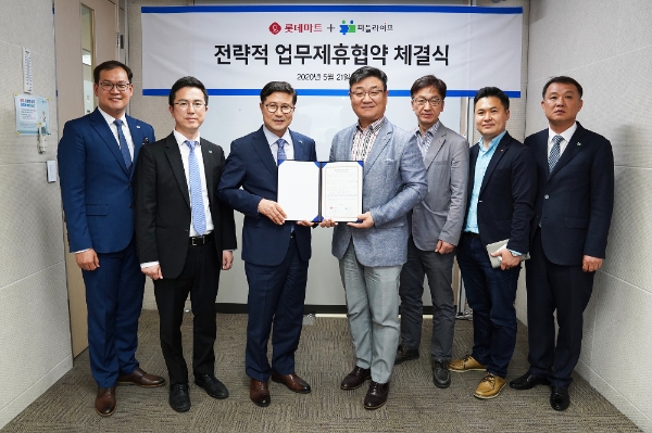 지난달 21일 피플라이프 현학진 대표(왼쪽)와 롯데마트 김정한 상무(오른쪽)가 동반성장 위한 전략적 업무제휴협약(MOU)을 맺고 기념촬영을 하고 있다. / 사진 = 피플라이프