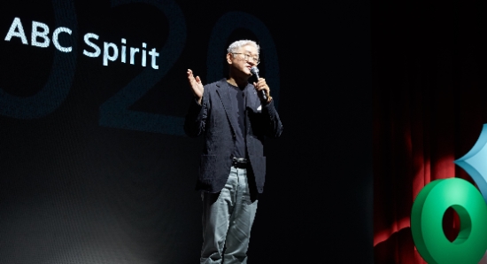 아모레퍼시픽그룹 ABC Spirit 선포식에서 발표자들을 소개하는 서경배 회장. / 사진 = 아모레퍼시픽