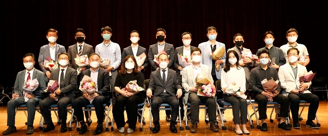 셰플러코리아 창립 67주년 기념행사식에서 셰플러코리아 이병찬 대표(첫째 줄 가운데)와 임직원들이 기념촬영을 하고있다. 사진=셰플러코리아.