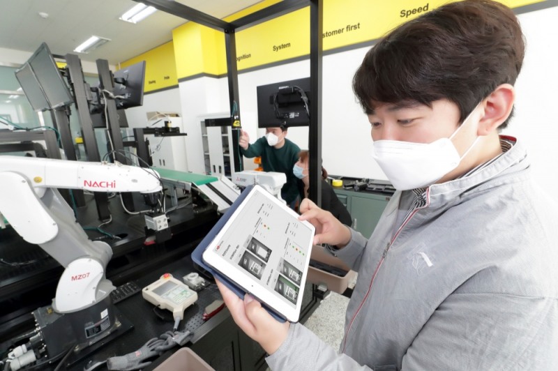 경기도 수원 코그넥스코리아 연구소에서 KT와 코그넥스 직원들이 ‘KT 5G 스마트팩토리 머신비전’ 솔루션을 점검하고 있다./사진=KT